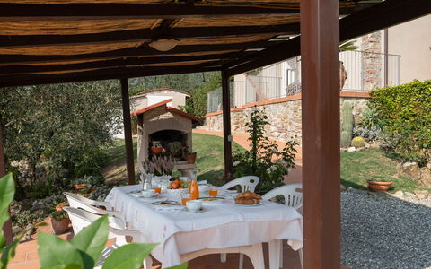 Casa Mimy: Plante, Bordservice, Bord, Ejendom, Møbel, Bygning, Dug, Stol, Udendørs Møbler, Skygge