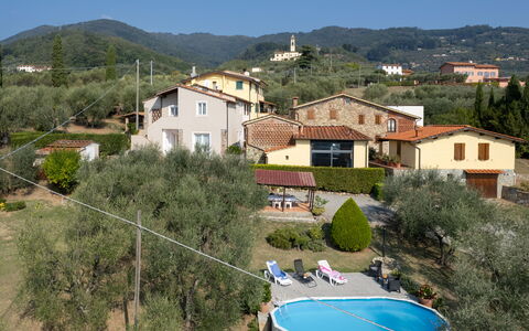 Casa Mimy: Himmel, Bygning, Ejendom, Plante, Bjerg, Træ, Svømmepøl, Hus, Boligområde, Ejendom