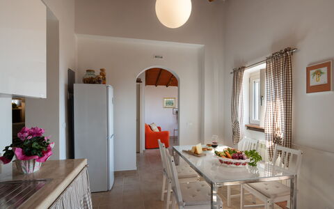 Casa Mimy: Bord, Møbel, Ejendom, Cabinetry, Træ, Vindue, Indretning, Køkken, Stol, Stueplante