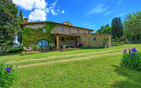 Maggiano: Sky, Himmel, Plante, Ejendom, Bygning, Træ, Grøn, Blå, Naturligt Miljø, Naturlige Landskab