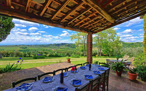 Maggiano: Plante, Ejendom, Bord, Sky, Himmel, Blomsterkrukke, Natur, Skygge, Stol, Træ