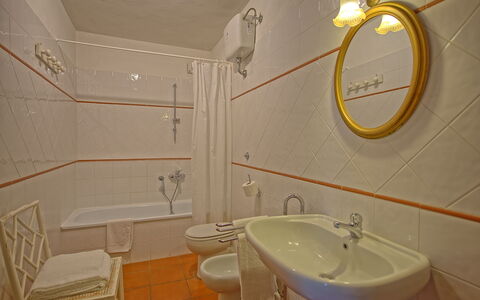 Maggiano: Spejl, Tap, Sanitærarmatur, Badeværelsesvask, Håndvask, Ejendom, Fotografi, Hvid, Badeværelse, Bygning