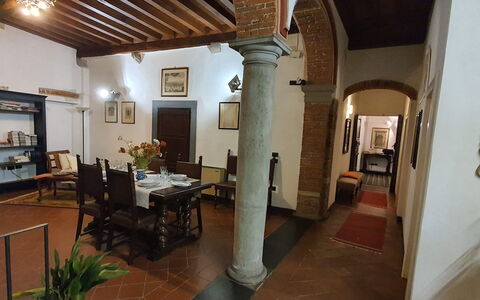 La Colonna: Billedramme, Møbel, Ejendom, Bord, Plante, Stueplante, Stol, Træ, Indretning, Arkitektur