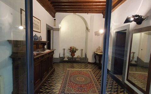 La Colonna: Billedramme, Cabinetry, Stueplante, Bygning, Træ, Indretning, Arkitektur, Gulvbelægning, Bord, Etage