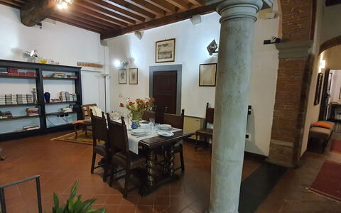 La Colonna: Møbel, Billedramme, Plante, Bord, Træ, Stueplante, Stue, Stol, Arkitektur, Etage