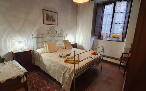 La Colonna: Møbel, Ejendom, Vindue, Bygning, Billedramme, Bord, Træ, Komfort, Textile, Indretning