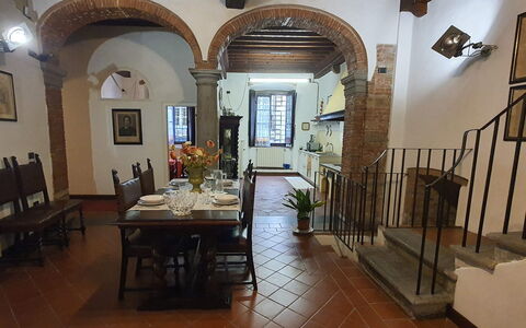 La Colonna: Bord, Møbel, Ejendom, Billedramme, Bygning, Stol, Træ, Indretning, Vindue, Arkitektur