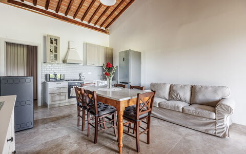 Anilde, Holiday Home with Pool, Wifi, Tuscany: Bord, Møbel, Cabinetry, Bygning, Træ, Countertop, Indretning, Arkitektur, Stue, Gulvbelægning