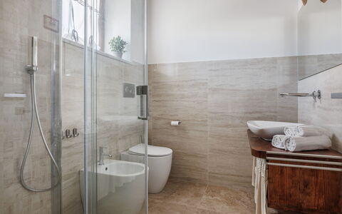 Anilde, Holiday Home with Pool, Wifi, Tuscany: Brun, Sanitærarmatur, Bygning, Tap, Ejendom, Badeværelse, Indretning, Badeværelsesvask