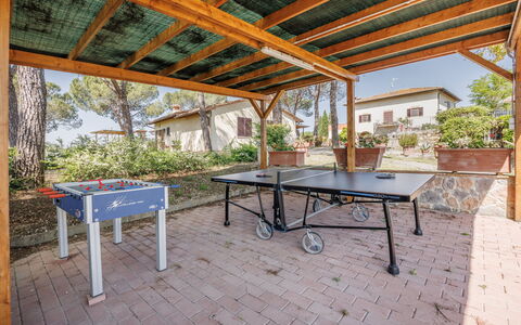 Anilde, Holiday Home with Pool, Wifi, Tuscany: Bord, Plante, Møbel, Bygning, Udendørs Bord, Træ, Træ, Skygge, Udendørs Møbler, Indretning