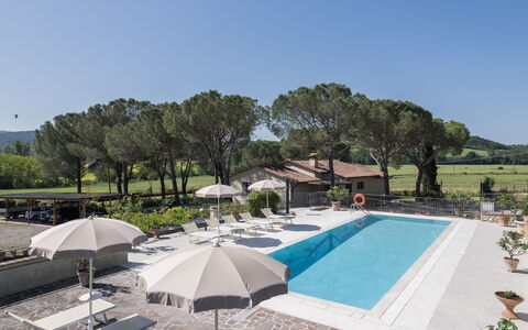 Anilde, Holiday Home with Pool, Wifi, Tuscany: Himmel, Plante, Træ, Bygning, Vand, Skygge, Svømmepøl, Fritid, Urban Design, Udendørs Møbler