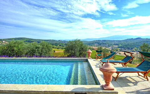 Villa Cona: Vand, Sky, Himmel, Plante, Svømmepøl, Blå, Azure, Udendørs Møbler, Træ, Rektangel