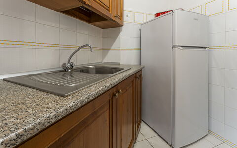 Argentario Giannella Apartment- Orbetello, Toscana: Cabinetry, Køkkenvask, Tap, Countertop, Håndvask, Sanitærarmatur, Bygning, Køkken, Træ, Indretning