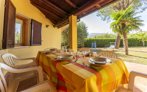 Argentario Giannella Apartment- Orbetello, Toscana: Bord, Plante, Ejendom, Møbel, Vindue, Stol, Bygning, Dug, Bordservice, Indretning