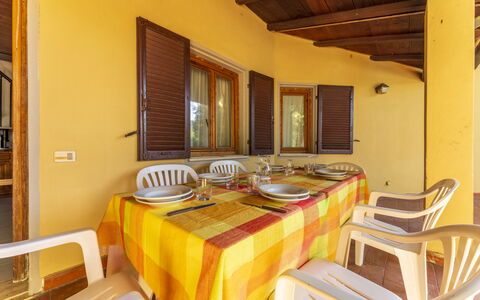 Argentario Giannella Apartment- Orbetello, Toscana: Bord, Ejendom, Bordservice, Bygning, Indretning, Træ, Arkitektur, Vindue, Stol, Plade