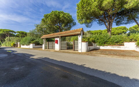 Giannella Apartment - Orbetello, Toscana: Himmel, Sky, Ejendom, Plante, Vejbelægning, Træ, Asfalt, Skygge, Land Lot, Kvarter
