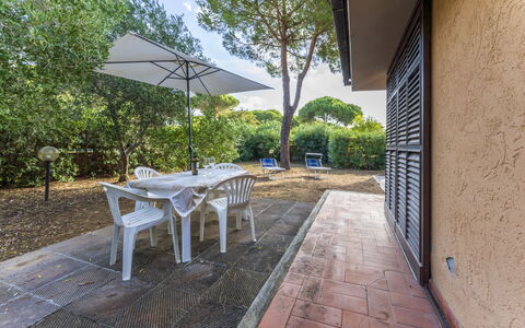 Giannella Apartment - Orbetello, Toscana: Plante, Ejendom, Bygning, Møbel, Bord, Natur, Skygge, Træ, Udendørs Møbler, Arkitektur
