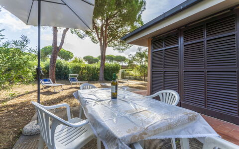 Giannella Apartment - Orbetello, Toscana: Møbel, Plante, Ejendom, Bord, Stol, Skygge, Bygning, Udendørs Møbler, Træ, Himmel