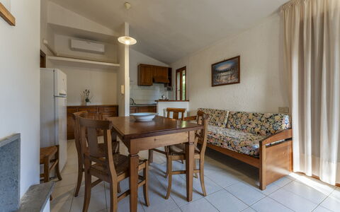 Giannella Apartment - Orbetello, Toscana: Møbel, Bord, Azure, Træ, Stol, Gulvbelægning, Etage, Bygning, Hårdttræ, Gardin