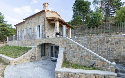 Villa Luana: Himmel, Plante, Bygning, Vindue, Trappe, Træ, Sky, Hus, Væg, Dør