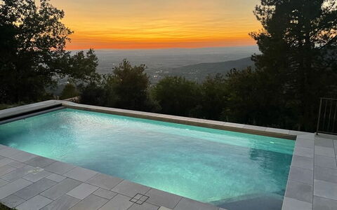 Villa Luana: Vand, Himmel, Ejendom, Daytime, Svømmepøl, Plante, Azure, Rektangel, Skygge, Træ