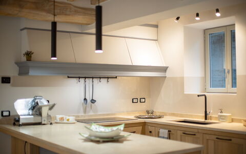 Villa Luana: Cabinetry, Køkkenvask, Countertop, Bygning, Vindue, Håndvask, Bord, Køkken, Træ, Indretning