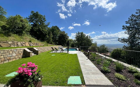 Villa Luana: Have, Lawn, Landscaping, Svømmepøl, Backyard, Skygge, Gård, Flise, Parkere, Walkway