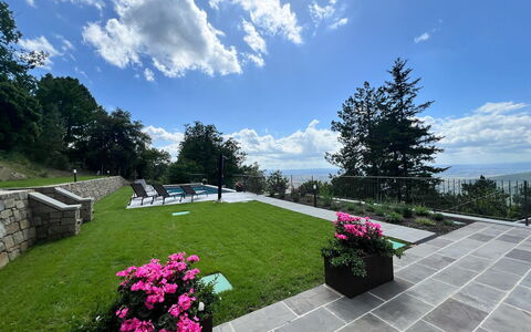 Villa Luana: Busk, Have, Bunddække, Lawn, Flise, Landscaping, Walkway, Gård, Skygge, Parkere