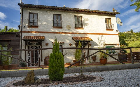 Podere Vallino: Sky, Plante, Himmel, Vindue, Bygning, Hus, Træ, Vegetationen, Land Lot, Væg