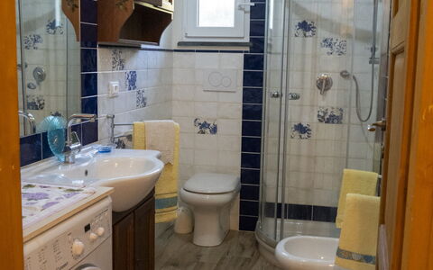 Podere Vallino: Vaskerum, Badeværelsesskab, Håndvask, Ejendom, Sanitærarmatur, Tap, Badeværelsesvask, Purple, Bygning, Badeværelse