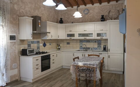 Podere Vallino: Cabinetry, Countertop, Møbel, Ejendom, Komfur, Træ, Køkken, Indretning, Skuffe, Køkken Apparat