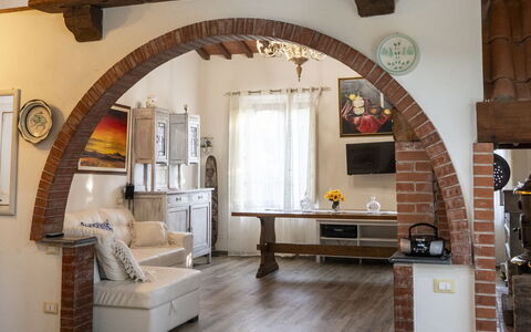 Podere Vallino: Bord, Bygning, Træ, Couch, Indretning, Billedramme, Stol, Etage, Stue, Hus