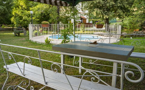 Podere Vallino: Plante, Udendørs Bench, Skygge, Træ, Udendørs Møbler, Bygning, Urban Design, Fritid, Græs, Ejendom