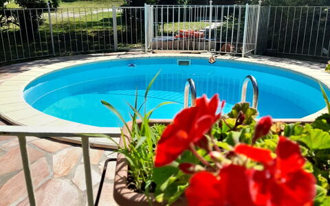 Podere Vallino: Vand, Blomst, Plante, Bygning, Svømmepøl, Blomsterkrukke, Træ, Azure, Botanik, Hegn