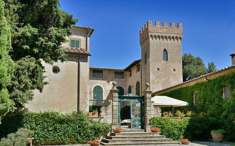 Torre Di Montelopio: Plante, Himmel, Ejendom, Vindue, Bygning, Træ, Ejendom, Facade, City, Hus