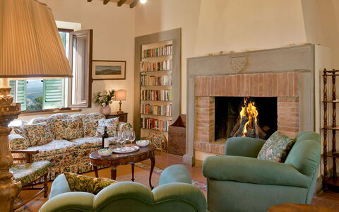 Torre Di Montelopio: Ejendom, Møbel, Plante, Bord, Couch, Billedramme, Stue, Belysning, Træ, Indretning