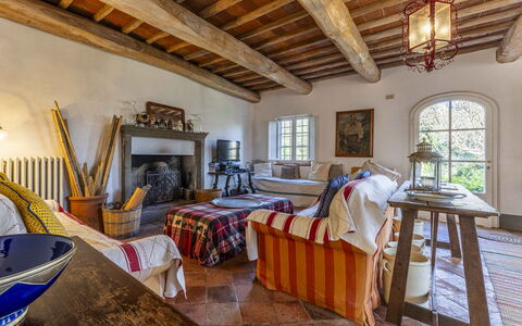 La Casa Dei Limoni, Camaiore, Pet Friendly, Wifi: Ejendom, Billedramme, Vindue, Bord, Bygning, Træ, Indretning, Etage, Gulvbelægning, Bjælke