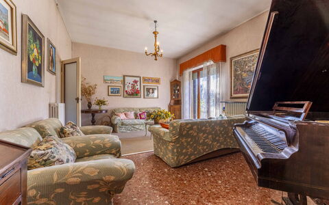 Casa Vacanza Mais - Camaiore, Toscana: Billedramme, Couch, Møbel, Plante, Indretning, Træ, Etage, Stue, Gulvbelægning, Stueplante