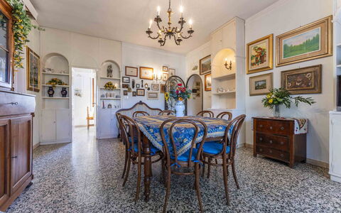 Casa Vacanza Mais - Camaiore, Toscana: Bord, Billedramme, Ejendom, Møbel, Stol, Cabinetry, Belysning, Indretning, Træ, Etage