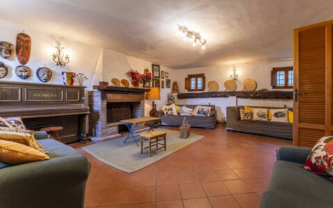 Casale Il Farro - Camaiore, Toscana: Møbel, Billedramme, Couch, Orange, Bord, Indretning, Studio Couch, Etage, Bygning, Træ