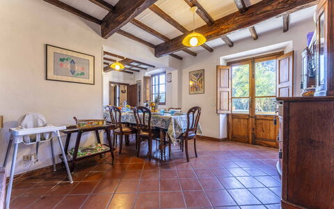 Casale Il Farro - Camaiore, Toscana: Bord, Møbel, Billedramme, Ejendom, Stol, Vindue, Træ, Indretning, Arkitektur, Etage