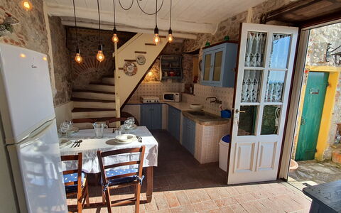 Borgo Bucatra Tramonto: Ejendom, Bord, Træ, Stol, Indretning, Etage, Gulvbelægning, Køkken, Dør, Cabinetry