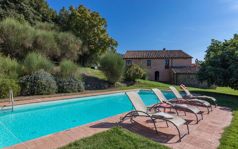 Villa Belvedere: Vand, Plante, Himmel, Ejendom, Bygning, Azure, Svømmepøl, Træ, Græs, Skygge