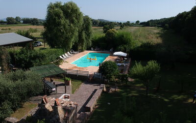 Agribrocca: Plante, Vand, Himmel, Bygning, Natur, Svømmepøl, Træ, Naturlige Landskab, Land Lot, Krop Af Vand