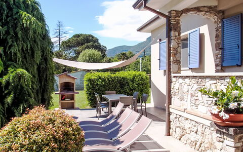 Giardino del Sole: Plante, Himmel, Bygning, Vindue, Sky, Stueplante, Blomsterkrukke, Skygge, Vejbelægning, Hus