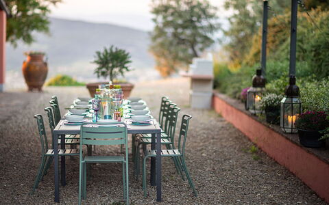 Villa Botinaccio: Bord, Møbel, Plante, Natur, Træ, Stol, Udendørs Møbler, Udendørs Bord, Arkitektur, Træ