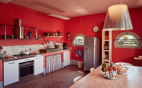 Villa Botinaccio: Cabinetry, Bygning, Belysning, Billedramme, Countertop, Køkken, Træ, Indretning, Bord, Husholdningsapparat