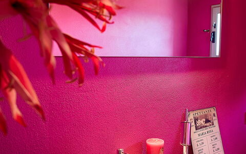 Villa Botinaccio: Tap, Håndvask, Sanitærarmatur, Badeværelsesvask, Purple, Lys, Badeværelse, Indretning, Belysning, Lyserød