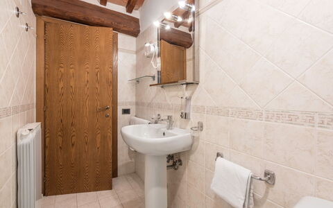 Le Masse - Greve In Chianti, Toscana: Brun, Spejl, Tap, Håndvask, Sanitærarmatur, Ejendom, Badeværelsesvask, Badeværelse, Purple