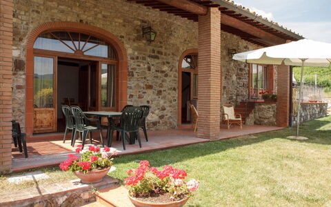 Le Masse - Greve In Chianti, Toscana: Plante, Blomst, Bygning, Ejendom, Møbel, Blomsterkrukke, Bord, Stol, Skygge, Stueplante